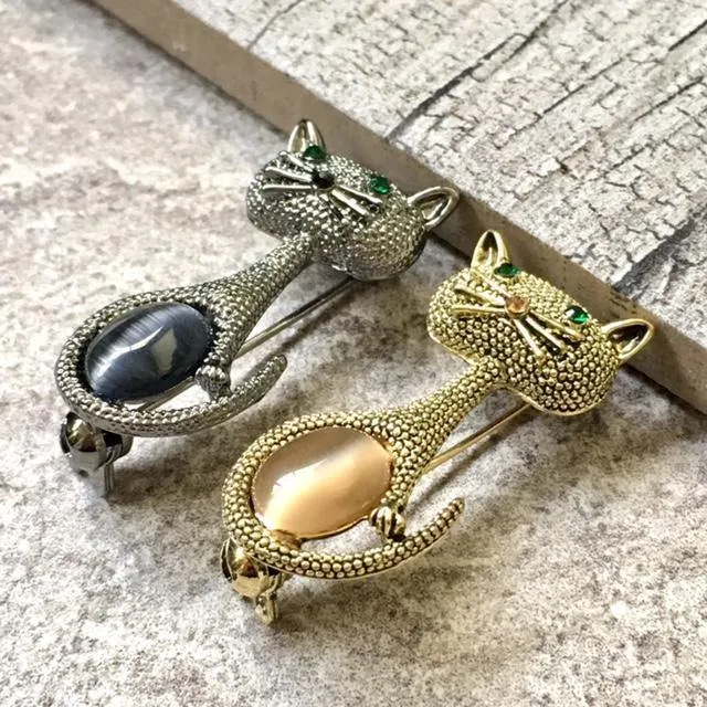 ANTIQUE VINTAGE METAL 3-D DIAMANTE GOLD CAT BROOCH